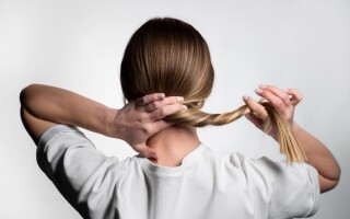 Завивати волосся – тлумачення сну + психологічний символізм