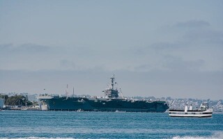 Тлумачення сну про Авіаносець: могутність, конфлікти та захист